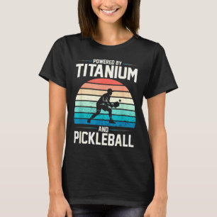 Camiseta Impulsado por titanio pickleball divertido rodilla
