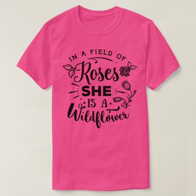 Camiseta In A Field Of Roses She Is A Wildflower (Diseño del anverso)