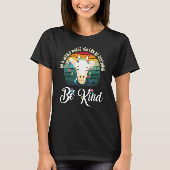 Camiseta In A World Be Kind Cute Giraffe Autism Awareness (Anverso)