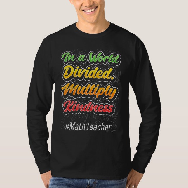 Camiseta In A World Divided Multiply Kindness Math Teacher  (Anverso)