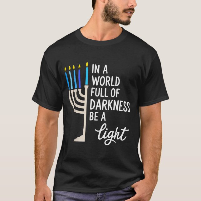 Camiseta In A World Full Of Darkness Be A Light Hanukkah  (Anverso)