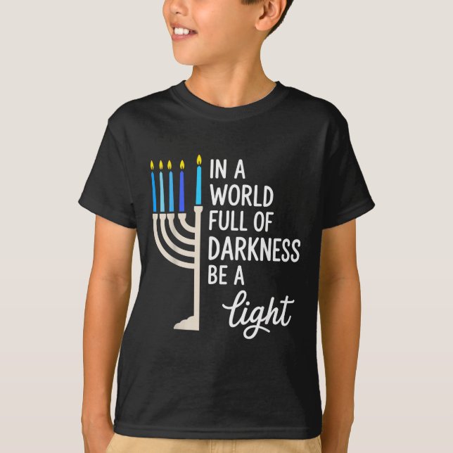 Camiseta In A World Full Of Darkness Be A Light Hanukkah  (Anverso)