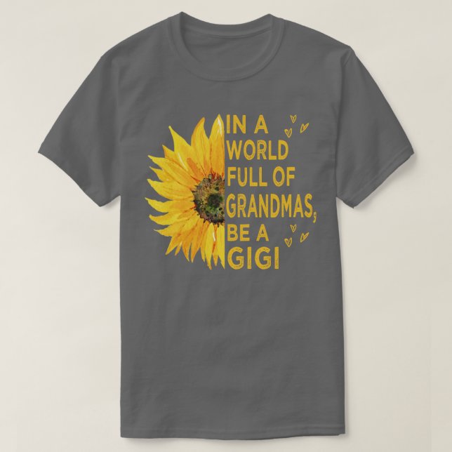 Camiseta in a world full of grandmas be a gigi (Diseño del anverso)
