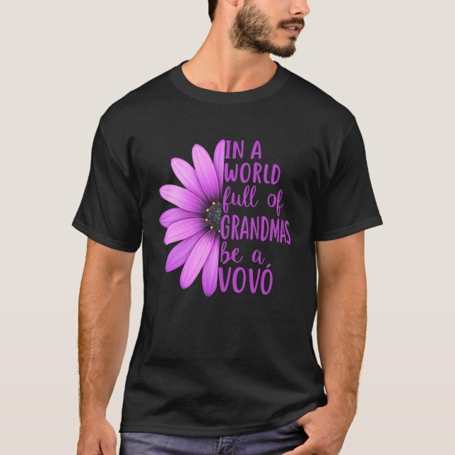 Camiseta In A World Full Of Grandmas Be A Vovo Apparel (Anverso)