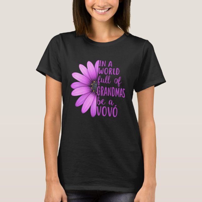 Camiseta In A World Full Of Grandmas Be A Vovo Apparel (Anverso)