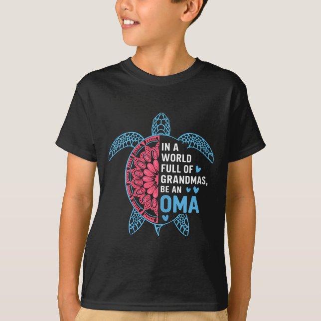 Camiseta In A World Full Of Grandmas Be An Oma Turtle  (Anverso)