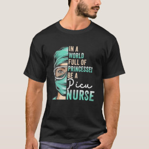 Camiseta In A World Full Of Princesses Be A Nurse Cute RN,