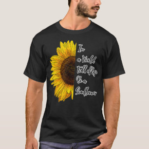 Camiseta In a World Full of Roses Be a Sunflower 