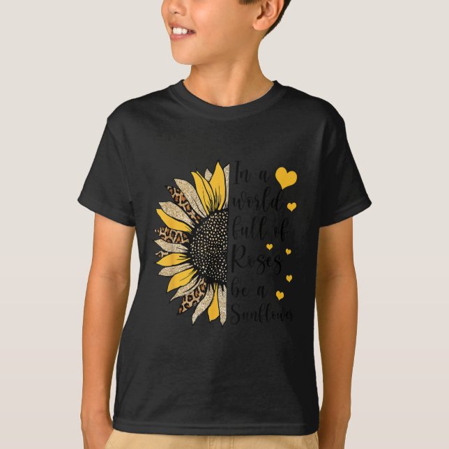 Camiseta In A World Full Of Roses Be A Sunflower Flower Leo (Anverso)