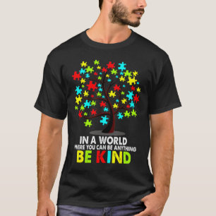 Camiseta In A World Where You Can Be Anything Be Kind Autis