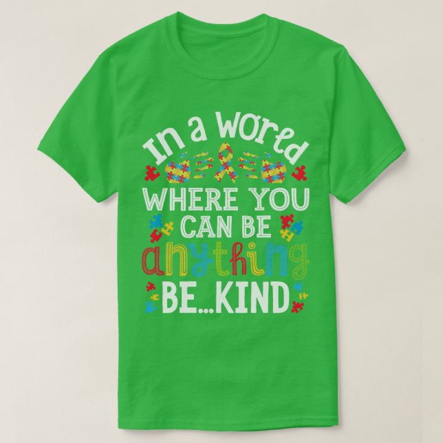 Camiseta In A World Where You Can Be Anything Be Kind Autis (Diseño del anverso)