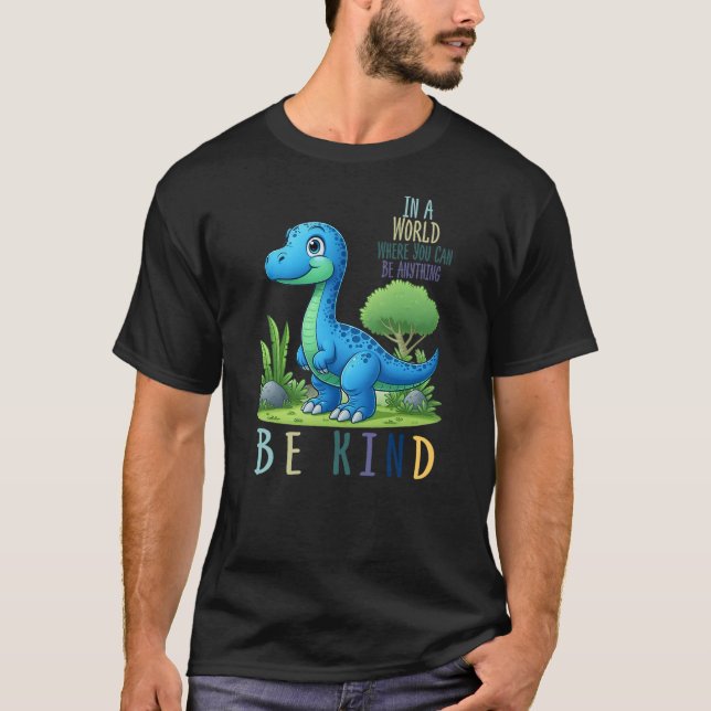 Camiseta In a World Where You Can Be Anything Be kind Dinos (Anverso)