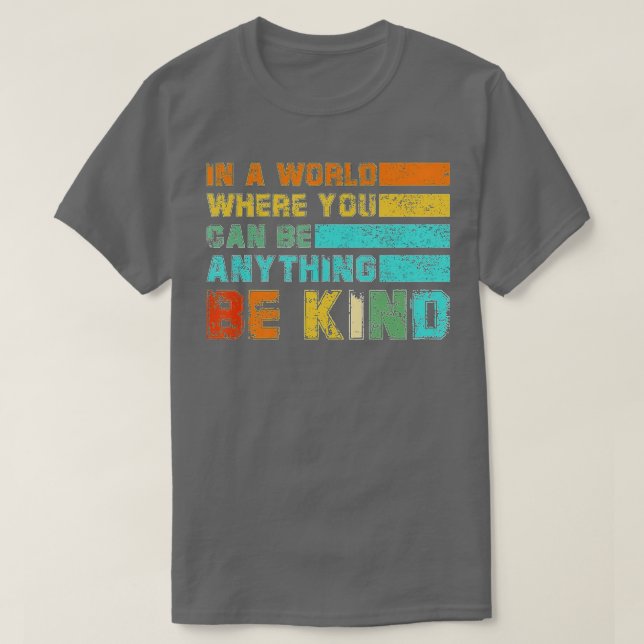 Camiseta In A World Where You Can Be Anything Be Kind Kindn (Diseño del anverso)