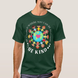 Camiseta In A World Where You Can Be Anything Be Kind Love 