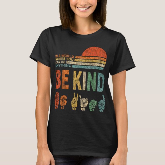 Camiseta In A World Where You Can Be Anything Be Kind Sign  (Anverso)