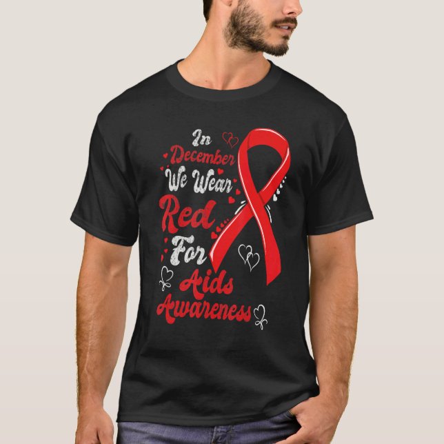 Camiseta In December We Wear Red Hearts Aids Awareness ribb (Anverso)