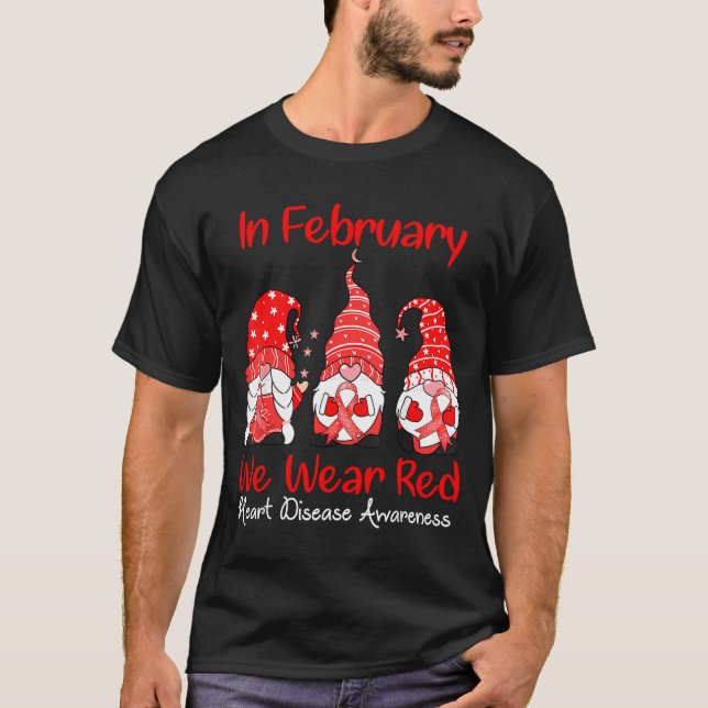 Camiseta In February We Wear Red Three Gnomes Heart Disease (Anverso)