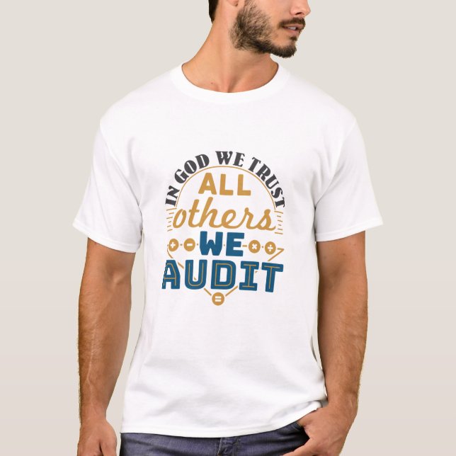 Camiseta In God We Trust All Others We Audit Funny Auditor (Anverso)