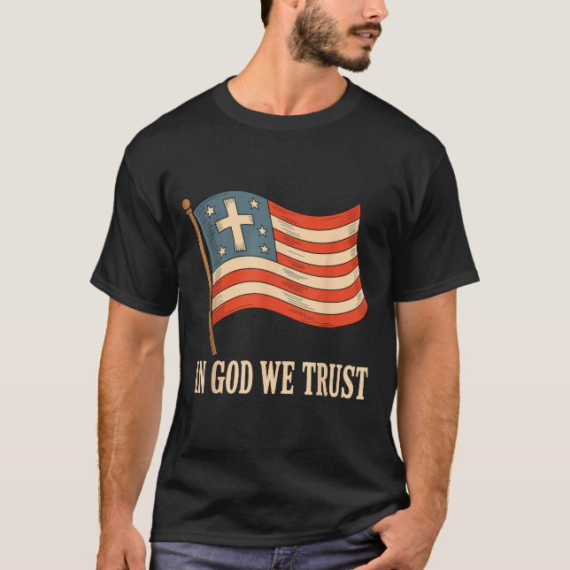 Camiseta In God We Trust American Flag Cross Faith 4th Of J (Anverso)