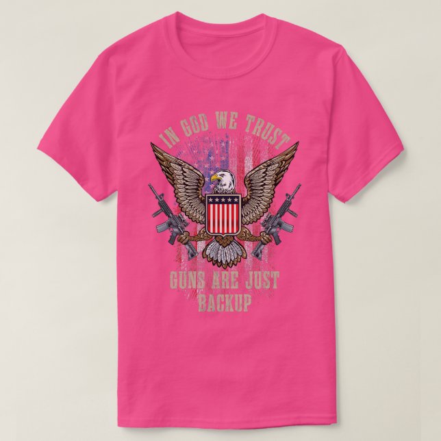 Camiseta In God We Trust Guns Are Just Backup American Flag (Diseño del anverso)