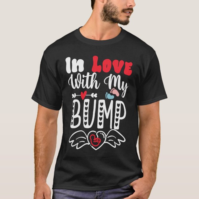 Camiseta In Love With My Bump  Baby Shower Valentine's Day (Anverso)