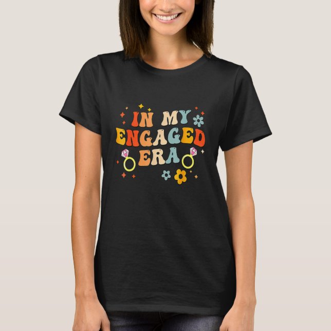 Camiseta In My Engaged Era Groovy Bride Bachelorette Party  (Anverso)
