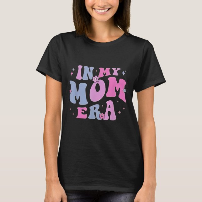 Camiseta in My Mom Era Lover Groovy Retro Mom Mother's Day  (Anverso)