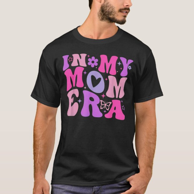 Camiseta in My Mom Era Lover Groovy Retro Mom Mother's Day  (Anverso)