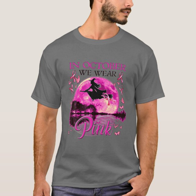 Camiseta In October We Wear Pink Ribbon Witch Halloween Bre (Anverso)