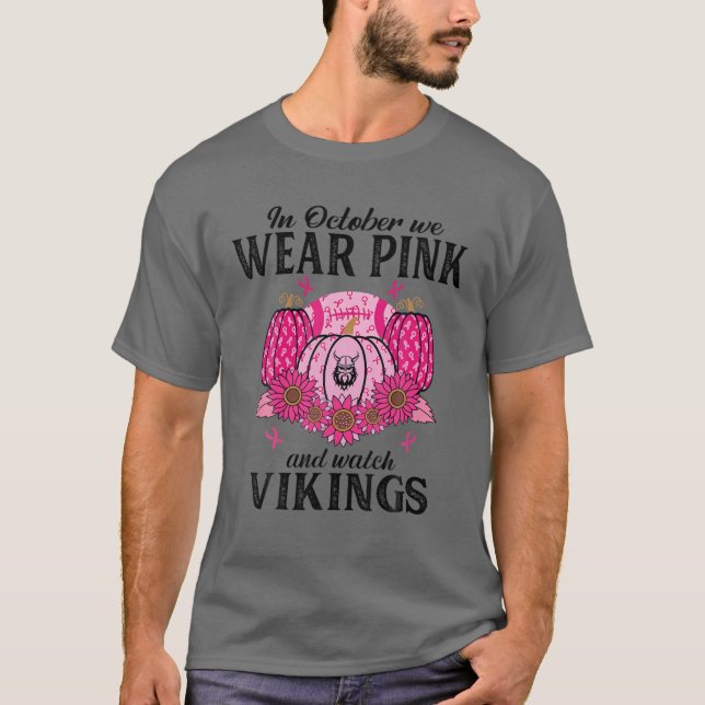 Camiseta In October We Wear Pink Watch Vikings Football Bre (Anverso)