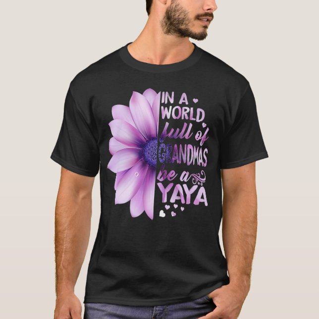 Camiseta In the world full of Grandmas Be a Yaya Lilac (Anverso)