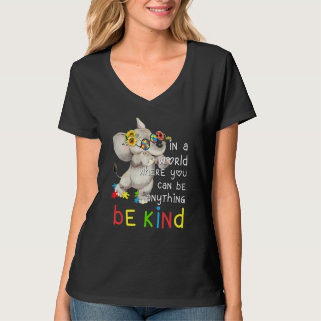 Camiseta In World Where You Can Be Anything Be Kind Autism  (Anverso)
