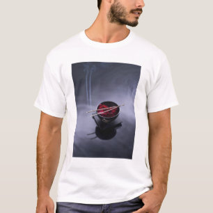 Camiseta Incienso ardiente encima del cuenco de pétalos
