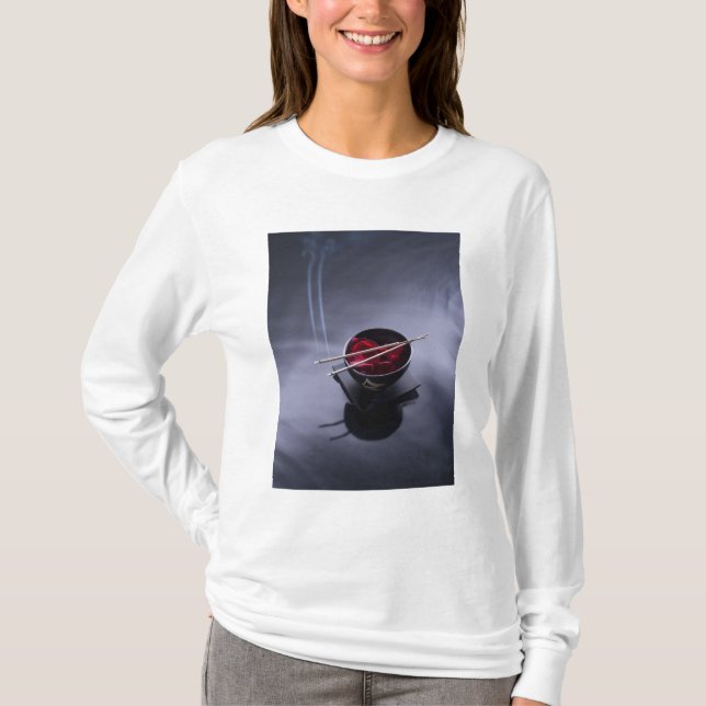 Camiseta Incienso ardiente encima del cuenco de pétalos (Anverso)