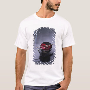 Camiseta Incienso ardiente encima del cuenco de pétalos