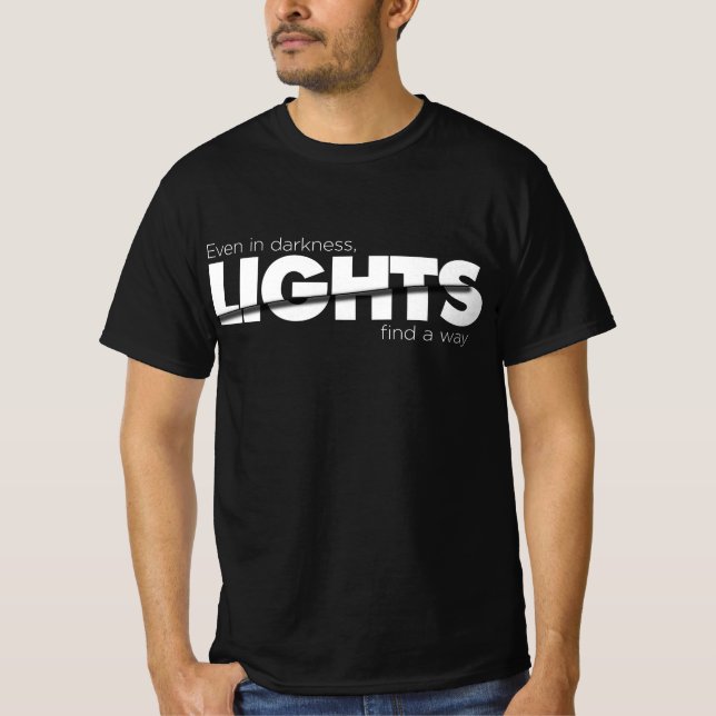 Camiseta Incluso en la oscuridad, las luces encuentran un c (Anverso)