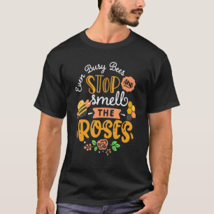 Camiseta incluso las abejas ocupadas paran y huelen a los r
