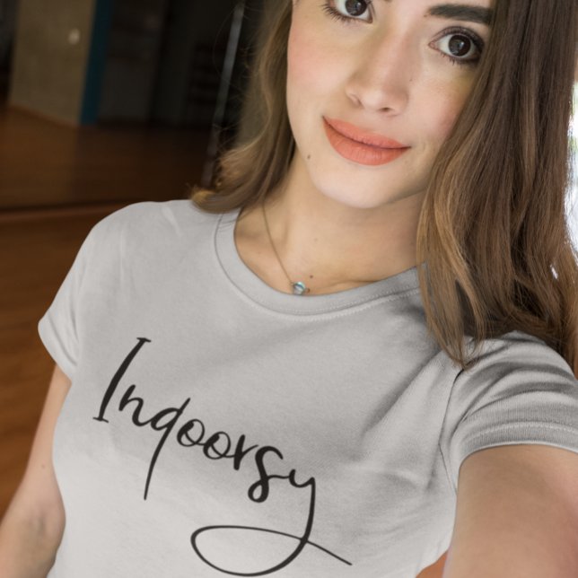 Camiseta Indoorsy Script Funny (Subido por el creador)