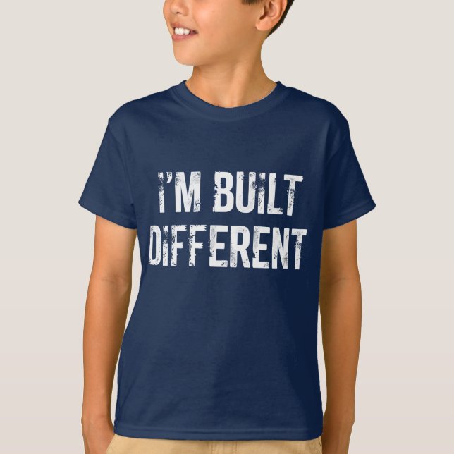 Camiseta infantil "construida diferente" que dice (Anverso)