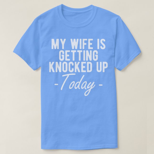 CAMISETA INFERTILIDAD QUE MI ESPOSA SE ESTÁ CONMOVIENDO HOY (Diseño del anverso)