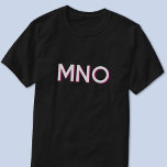 Camiseta Iniciales de monograma moderno sombra de caída<br><div class="desc">Las iniciales minimalistas modernas en monograma dejan caer el diseño de sombra que se puede cambiar para personalizar. Tipografía blanca con una sombra de gota borgoñona.</div>