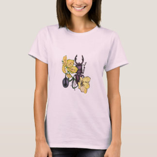 Camiseta Insecto con flores amarillas.