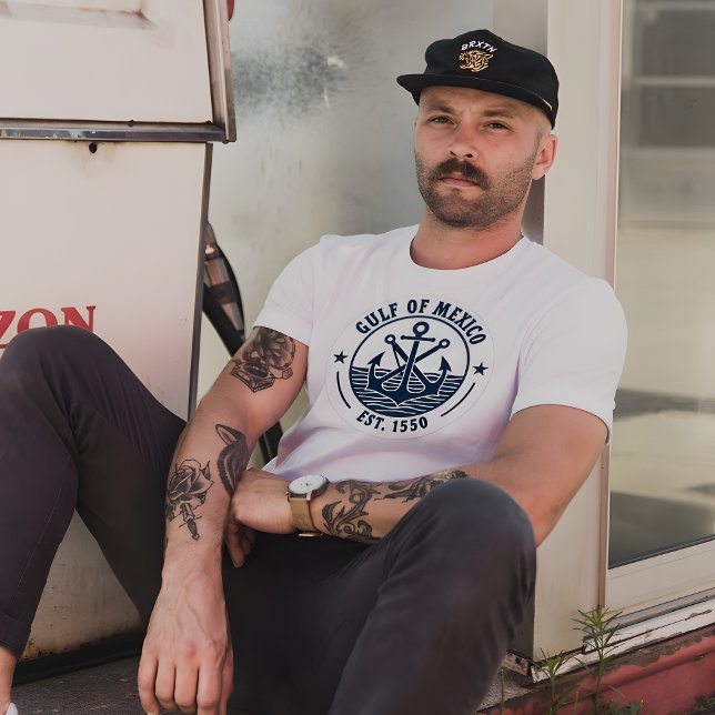 Camiseta Insignia Náutica Clásica del Golfo de México Este. (Gulf of Mexico Est. 1550  Nautical Badge white t-shirt. )