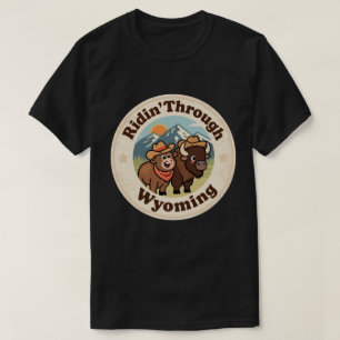 Camiseta Insígnia Retro de Wyoming: Bisonte con Cordillera