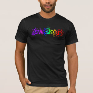 Camiseta Inspiradora tipografía brillante arcoiris en Awake