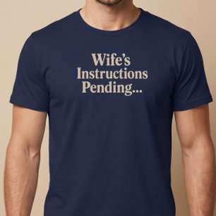 Camiseta Instrucciones de la Esposa Pendientes...