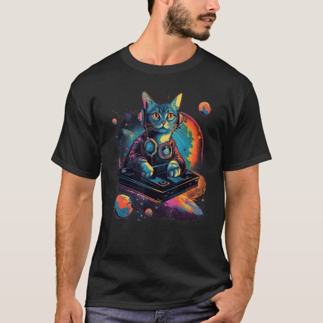 Camiseta Intergalactic Cosmic DJ Cat Vibrant Retro Futurist (Anverso)