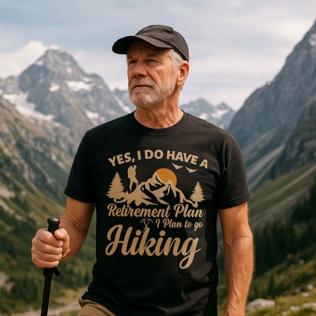 Camiseta Into the Wild: Senderismo por la vida ("Adventure doesn’t retire 🏔️ #KeepHiking")