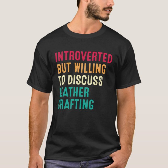Camiseta Introverted But Willing To Discuss Leather Craftin (Anverso)