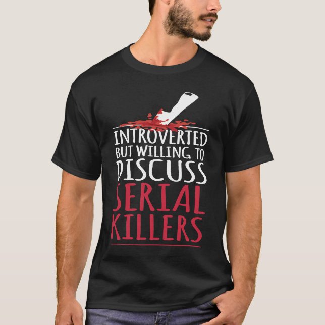 Camiseta Introverted but willing to discuss serial killers  (Anverso)